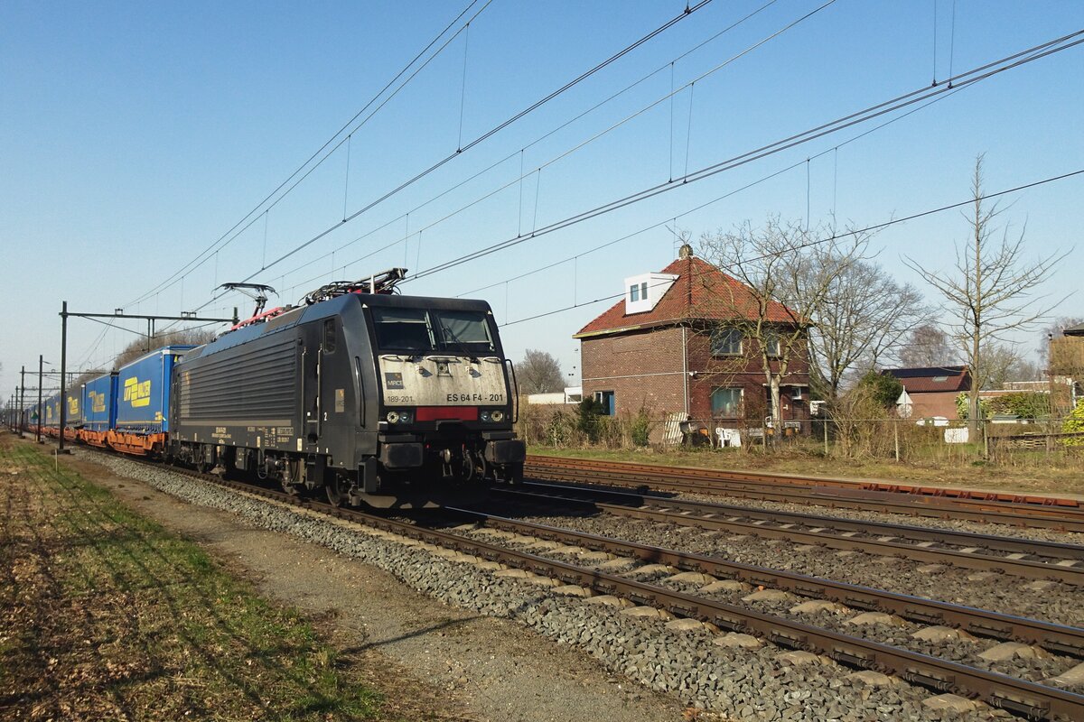 ECCO Rail 189 201 zieht ein LKW-Walter Wien Shuttle durch Blerick am 5 Mrz 2022.