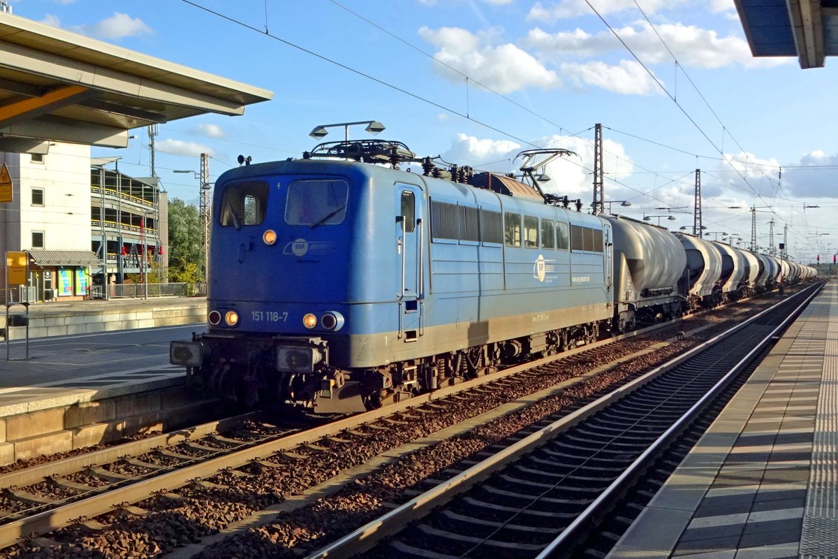 EGP 151 118 zieht ein Zementzug durch Celle am 18 September 2019. 