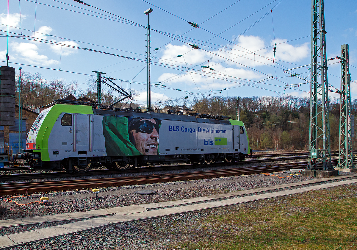 Eigentlich ist Karfreitag, aber es fährt trotzdem viel und außergewöhnliches auf der Siegstrecke...
Die BLS Cargo 501, Re 486 501-0  Beura-Cardezza  (91 85 4486 501-0 CH-BLSC) fährt am 26.03.202, mit einem KLV-Zug, durch Betzdorf (Sieg) in Richtung Köln.

Die TRAXX F140 MS wurde 2008 von Bombardier in Kassel unter der Fabriknummer 34396 gebaut und an die BLS Cargo geliefert. Die Loks sind, mit einer Höchstgeschwindigkeit von 140 km/h, für die Schweiz, Deutschland, Italien und Österreich zugelassen.
