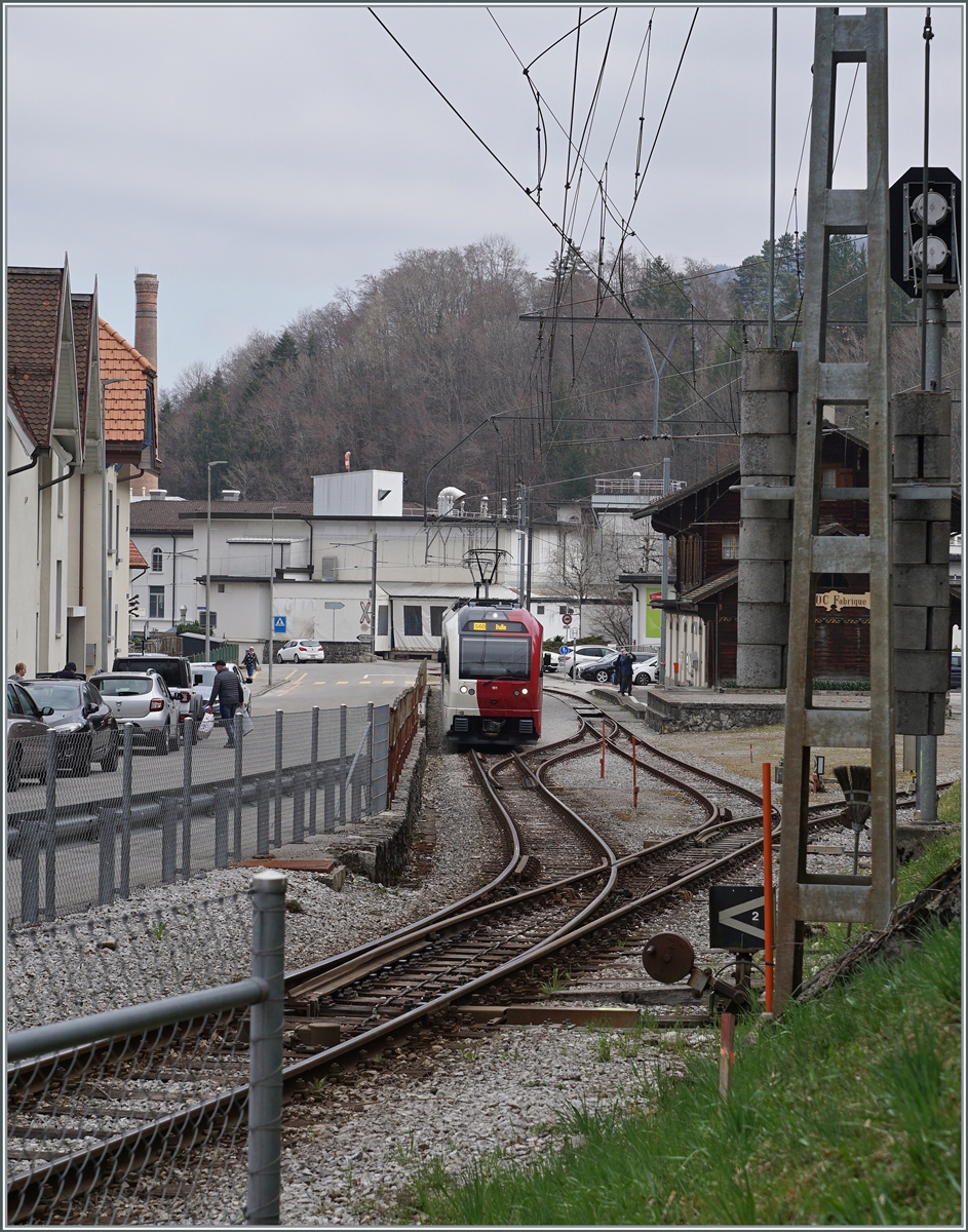Ein Blick auf den  alten  Bahnhof von Broc Fabrique mit einem TPF SURF nach Bulle. Kurz darauf begannen die Bauarbeiten zum Umbau auf Normalspur.

3. April 2021