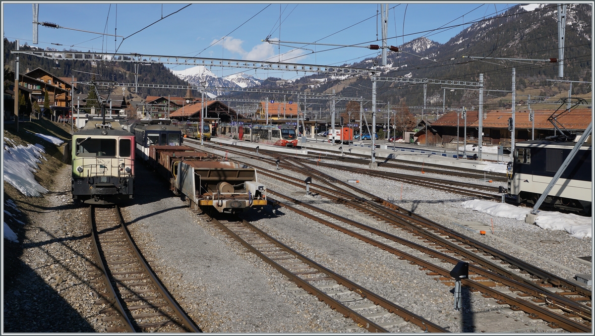 Ein Blick auf den Bahnhof von Zweisimmen mit einer MOB GDe 4/4 und zwei  Lenkerpendel  im Hintergund. 

17. Februar 2021