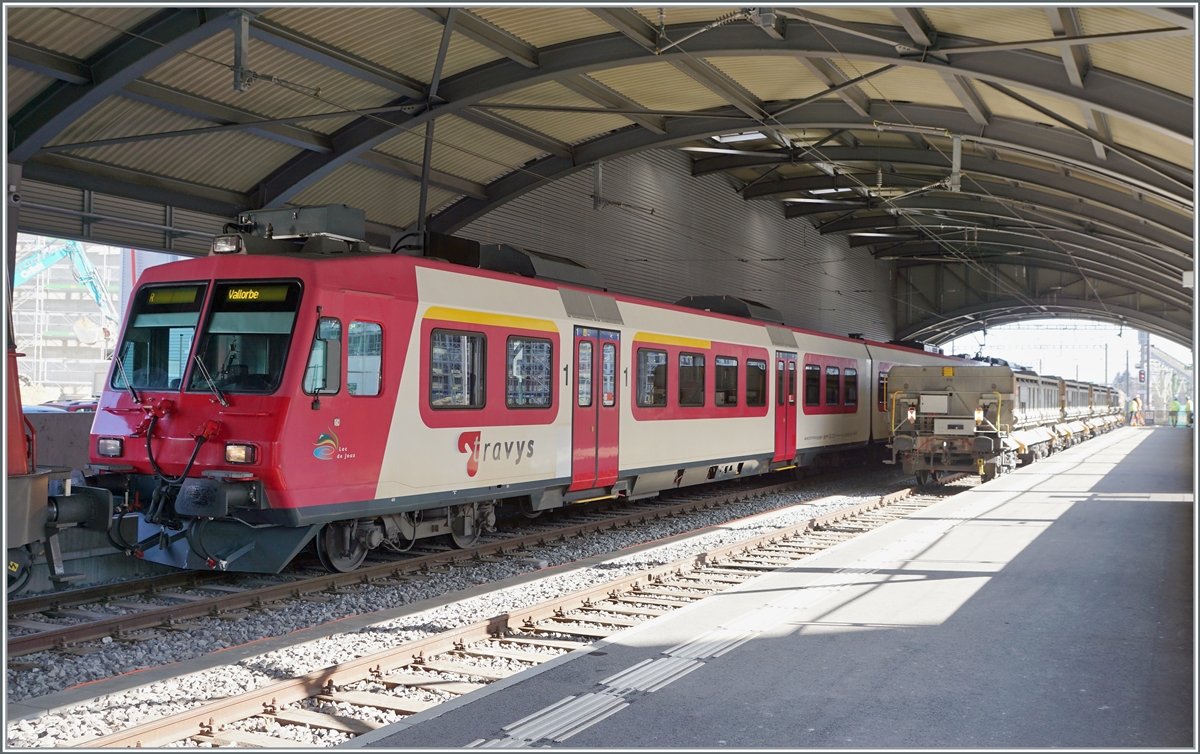 Ein Blick von Gleis 2 in Le Brassus auf den Travys Domino, der durch den Aufenthalt der Re 6/6 nicht das ganze Gleis nutzen kann. 
Am Gleis 2 ist im übrigen, die Fahrleitung ausgeschaltet und geerdet, damit die hifer zu sehenden Fans-u Wagen beladen werden können.

24.März 2022