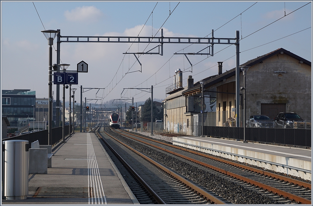 Ein Blick vom Gleis 2 in Stabio Richtung Westen und somit Richtung Landesgrenze, die jedoch Distanz bedingt auf diesem Bild nicht zu sehen ist.
Aus der Ferne nähert sich eine S 40 von Varese nach Albate Camerlata.
16. Jan. 2018