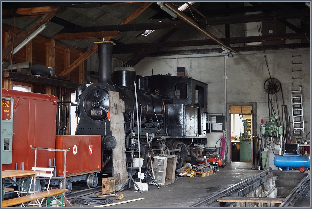 Ein Blick hinter die Kulissen: Ausgerechnet zur Fahrleitungslosen Suresee-Triengen Bahn hat es das ehemalige SBB Tigerli E 3/3 8522 verschlagen, war doch diese Lok im Zweiten Weltkrieg mit einem Stromabnehmer ausgestattet!
Triengen, den 27. August 2017