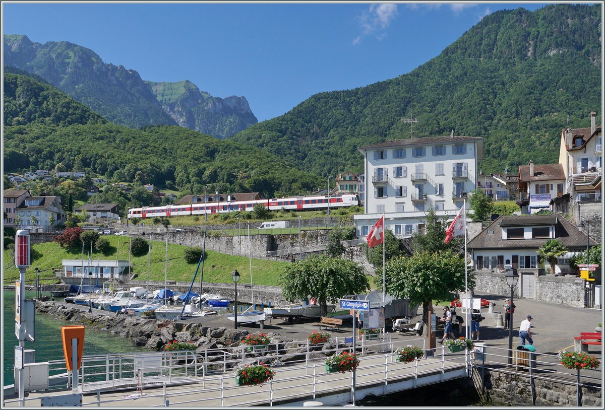 Ein Blick vom Schiff auf  Hafen  und  Bahnhof  von St-Gingolph. Da die Wendezeit der Züge in St-Gingolph gut 50 Minuten beträgt, ist fast zu jeder Zeit ein Zug im  Bahnhof  zu sehen. hier wartet ein Region Alpes RBDe 560 Domino als R91 auf die Rückfahrt nach Brig. 

5. Juli 2024