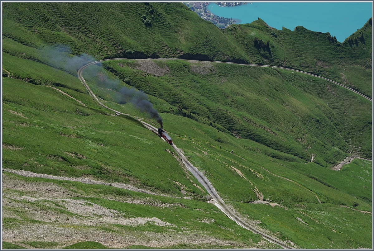 Ein BRB Dampfzug ist zwischen Chüeboden und der Gipelstatin unterwegs. Ganz oben im Bild ist zudem der Brienzersee zu sehen.

7. Juli 2016