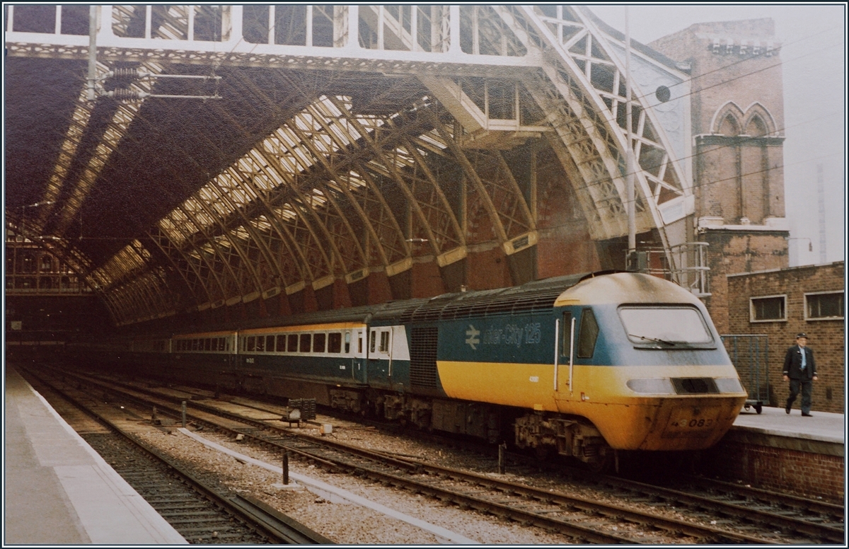 Ein British Rail HST 125 Class 43 in London St-Pancars .

Analogbid vom Sommer 1984