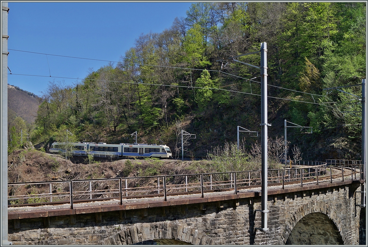 Ein Centovalli Express von Locarno nach Domodossola kurz vor dem Rio Graglia Viadukt bei Trontano.
15.04.204