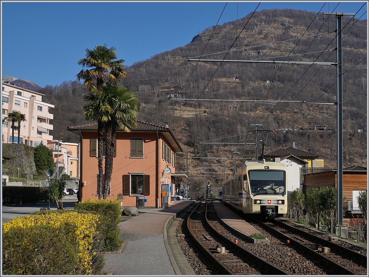 Ein FART Centovalli-Express beim Halt in Intagna.
16. März 2017
