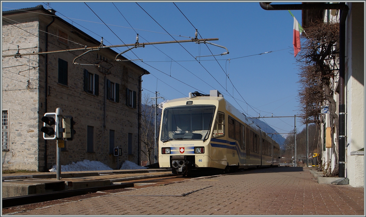 Ein FART  Centovalli Express  verlässt Re in Richtung Domodossola. 

19. März 2015