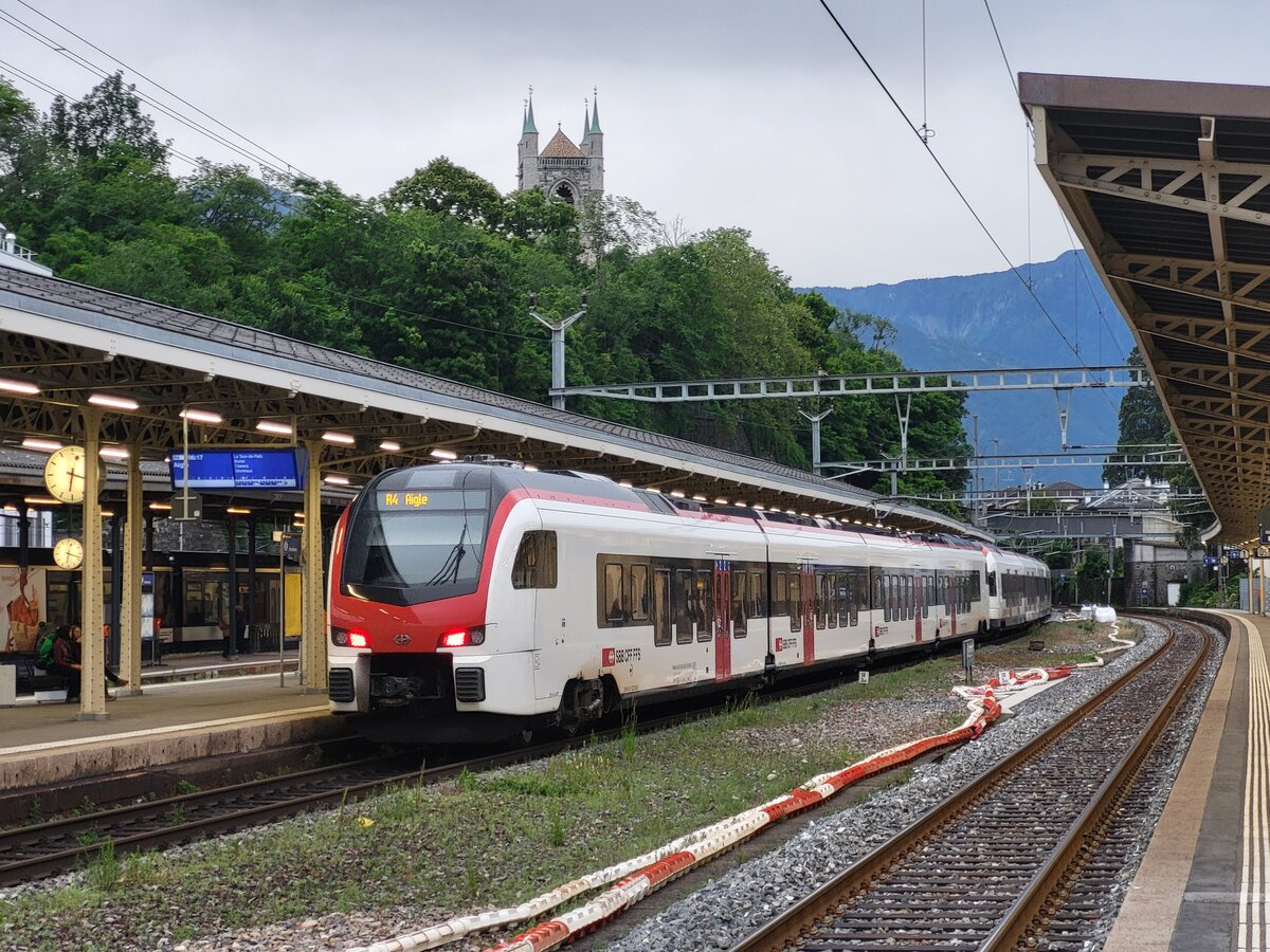 Ein Fernverkehrs Flirt RABe 523 und ein  normaler  Flirt bilden den R4 von Le Brassus/Vallorbe nach Aigle. Hier bei der Abfahrt in Vevey. 
14.Juni 2024