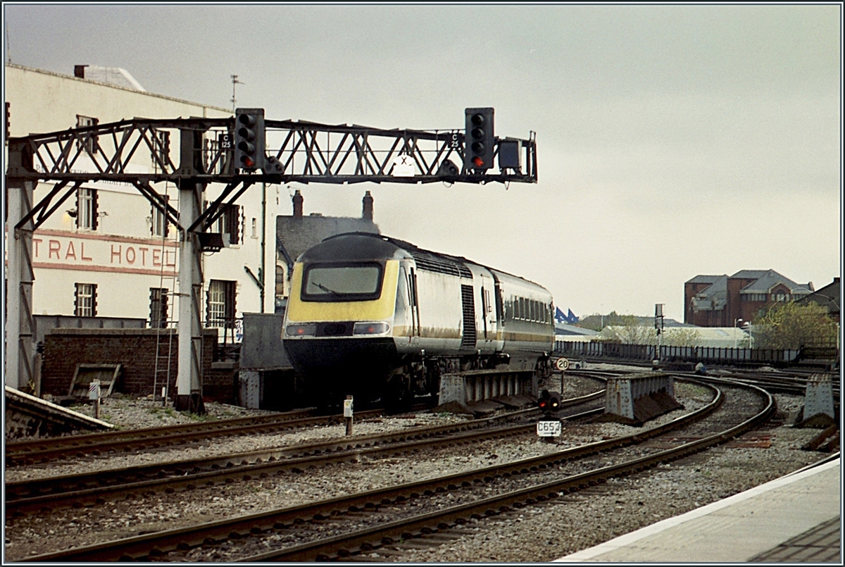 Ein  first  HST 125 Class 43 verlässt Cardiff Central / Caerdydd Canolog. 

Analoges Bild vom 7. November 2000