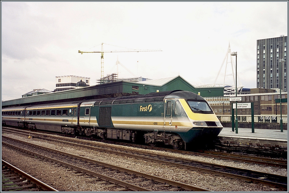 Ein  first  HST 125 Class 43 wartet in Cardiff Central / Caerdydd Canolog auf die Abfahrt. Analoges Bild vom 7. November 2000