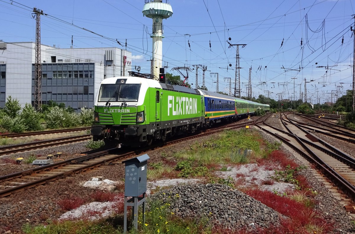 Ein FLIX mit 193 813 treft am 7 Juni 2019 in Duisburg Hbf ein. 