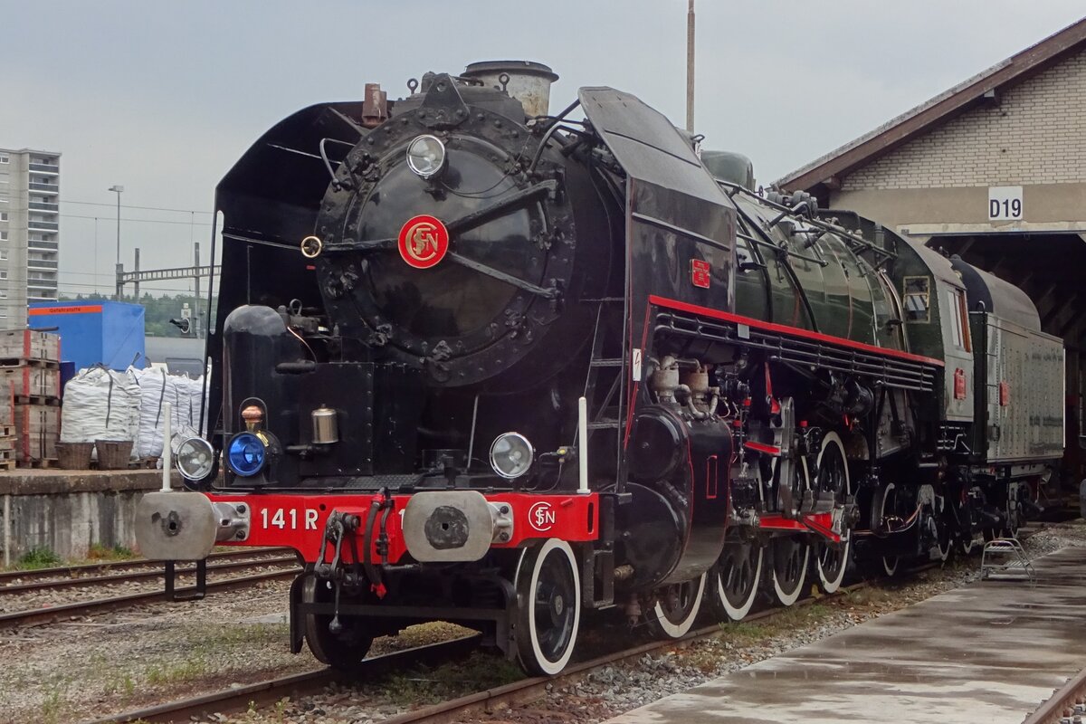 Ein Fransösischer Dampflok in Deutsschsprachich Schweiz: 141 R 1244 in Brugg AG am 25 Mai 2019. Sie ist eine von 1340 in 1944 gebaute Dampfloks von SNCF bestelt um das zerstörter Lokpark buchstäblich wieder aufs Gleis zu setzen. Das Bild wurde wáhrend das jahrlichen Dampfwochenende von Verein Mikado 1244 gemacht.