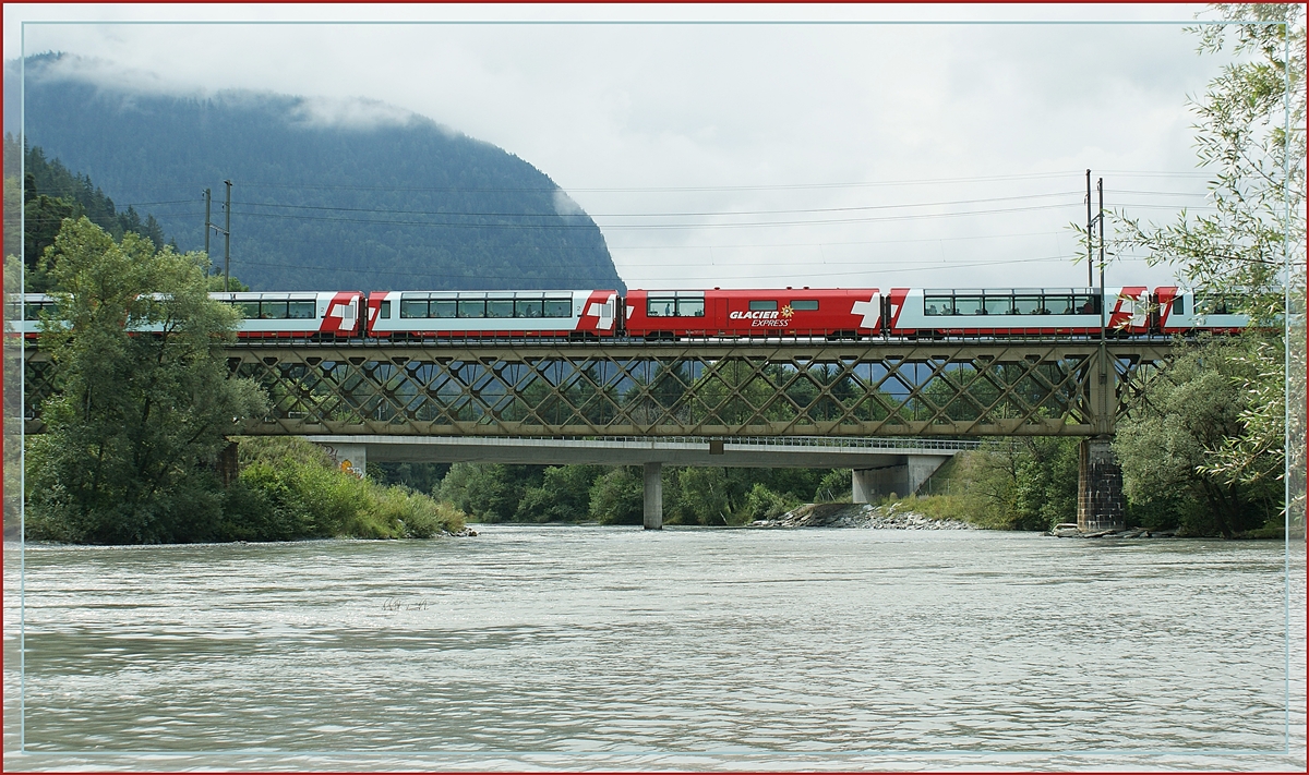 Ein Glacier Express bei Reichenau Tamins berquert den noch jungen Rhein. 

13. Aug. 2010
