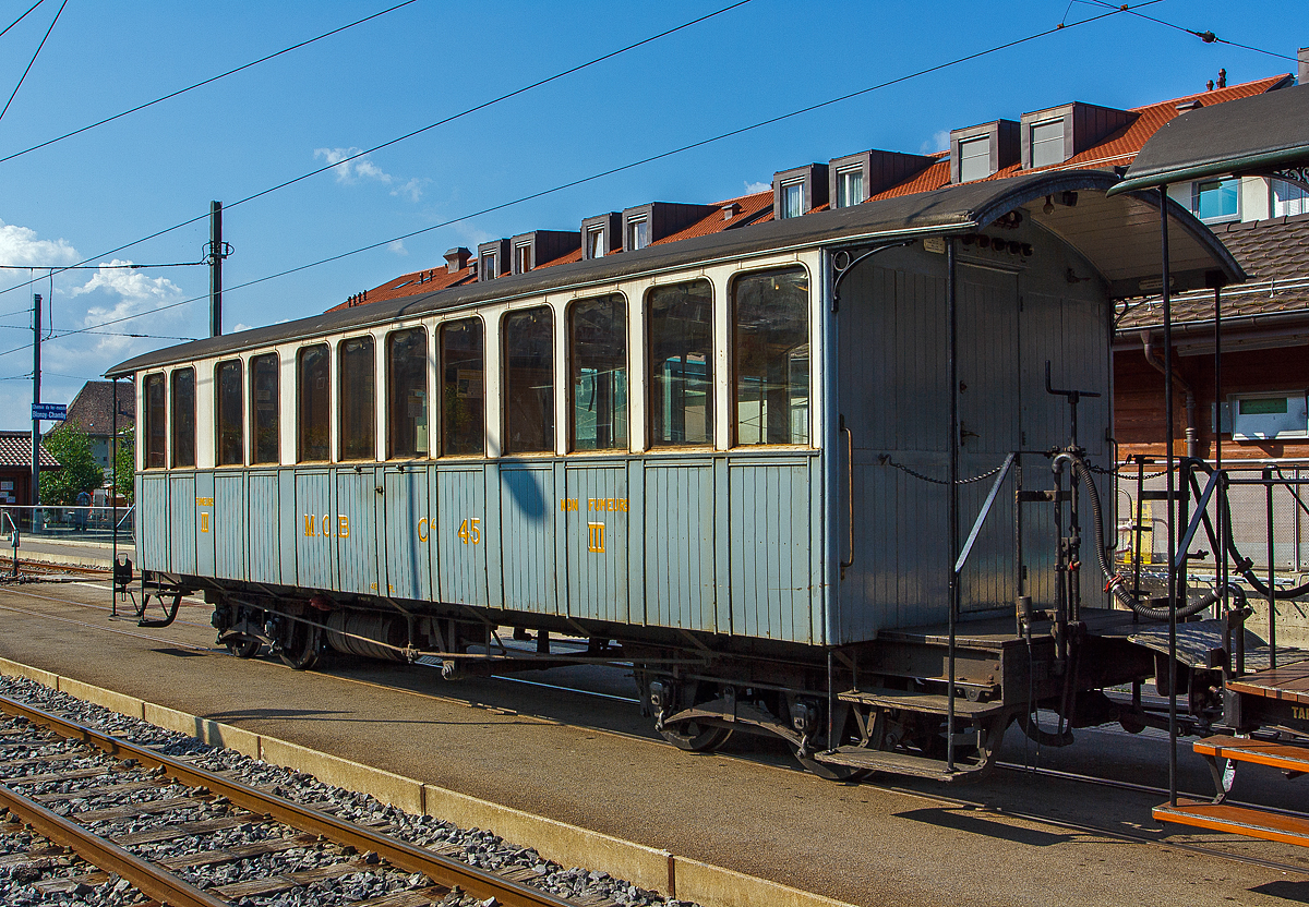 
Ein kurzer Holzkasten-Vierachser der Anfangszeit, der ehemalige MOB C4 45 ein 3.Klasse – Plattformwagen mit Raucher- und Nichtraucherabteilen (Fumeur / Non fumeur), der Museumsbahn Blonay-Chamby, am 27.05.2012 im Bahnhof Blonay.

Der Wagen wurde von der Schweizerische Industrie-Gesellschaft Neuhausen (SIG) 1902 gebaut und als BC4 22 an die Montreux-Berner Oberland-Bahn (MOB) geliefert, 1912 erfolgte die Umzeichnung zum C4 45. Die auf der linken Seite erkennbaren zwei Doppelfenster mit größerem Abstand erinnern noch an die früheren 2.-Klasse-Abteile, die sich dort befanden. Im Jahr 1956, mit dem Wegfall der 3. Klasse, wurde der Wagen zum B 45. Im Jahr 1971 kam der Wagen als Geschenk an die Museumsbahn Blonay–Chamby und wurde wieder in den alten Zustand versetzt. Der 9,6 Tonnen schwere, 11,5 m lange Wagen bietet 48 Fahrgästen in der 3. Klasse Platz.

Das Bild zeigt den Zustand des Wagens von 2012, aktuell fährt der Wagen bei der Museumsbahn Blonay–Chamby wieder als MOB BC4 22.

TECHNISCHE DATEN eines BDe 4/4:
Spurweite: 1.000 mm (Meterspur)
Achanzahl: 4 (in 2 Drehgestellen)
Länge über Puffer: 11.500 mm
Drehzapfenabstand: 6.500 mm
Achsabstand im Drehgestell: 1.200 mm
Eigengewicht: 9,6 t
Höchstgeschwindigkeit: 55 km/h
