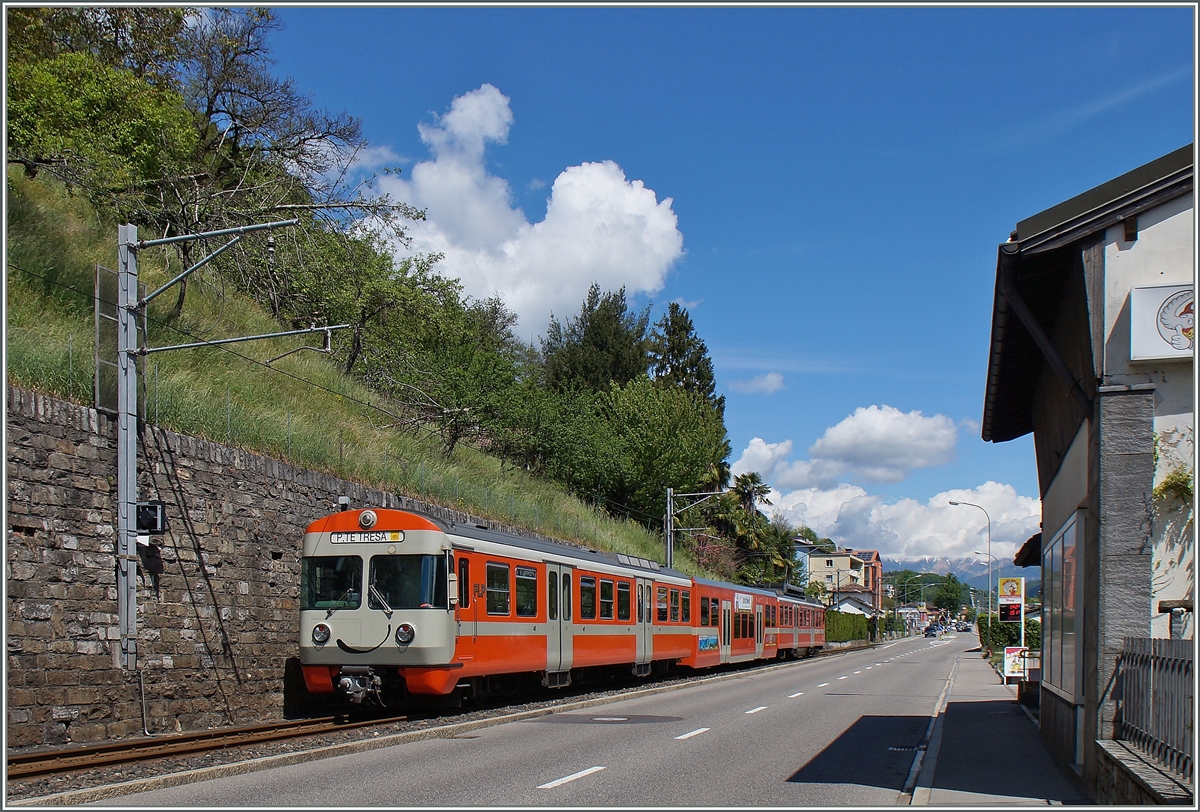 Ein  lächelnder  FLP Regionalzug bei Ponte Tresa.

30. April 2015