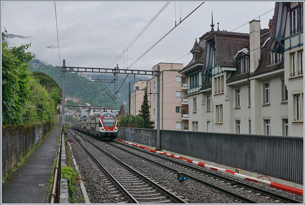 Ein lange, aus zwei RABe 511 bestehender RE von St-Maurice nach Genève hat Montreux verlassen und strebt nun seinem nächsten Halt Vevey zu. 

5. Mai 2020
