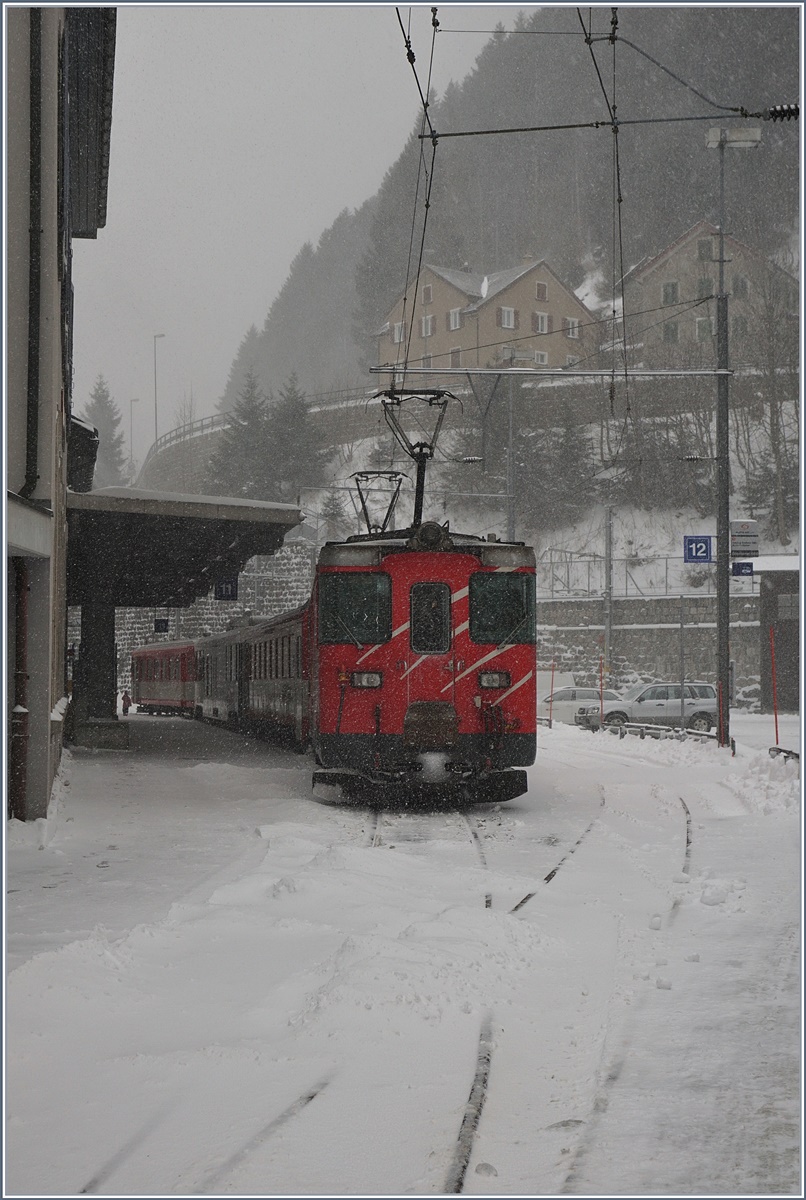 Ein MGB Regionalzug wartet in Göschenen auf die Rückfahrt nach Visp.
5. Jan. 2017 