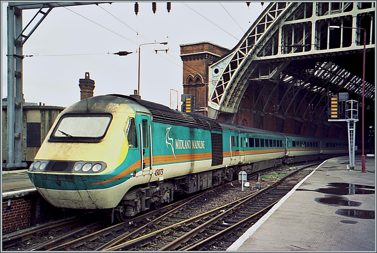 Ein Midland HST 125 Class 43 steht in London St Pancras zur Abfahrt bereit, heute hier Eurostarzüge. 

Analogbild Nov. 2000 
