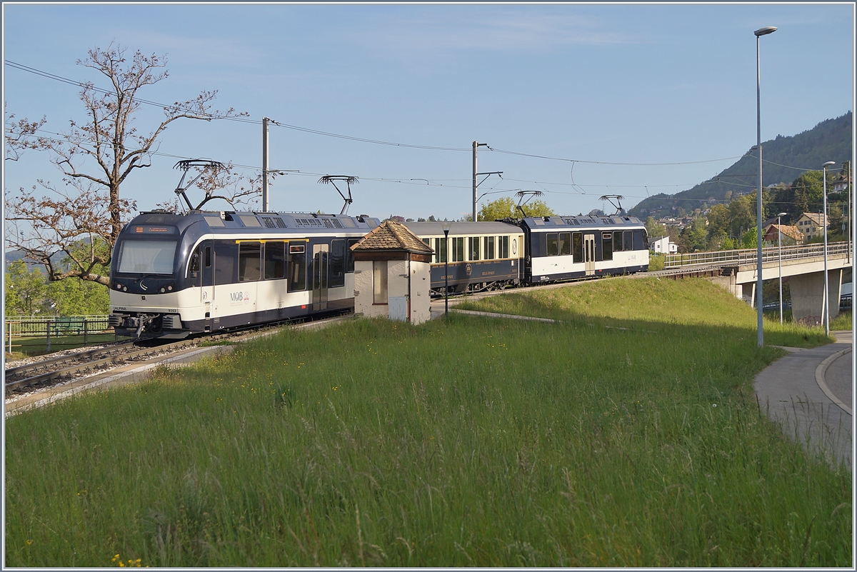 Ein Mini MOB Belle Epoque Zug auf der Fahrt von Montreux nach Zweisimmen bei Châtelard VD. 18. April 2020