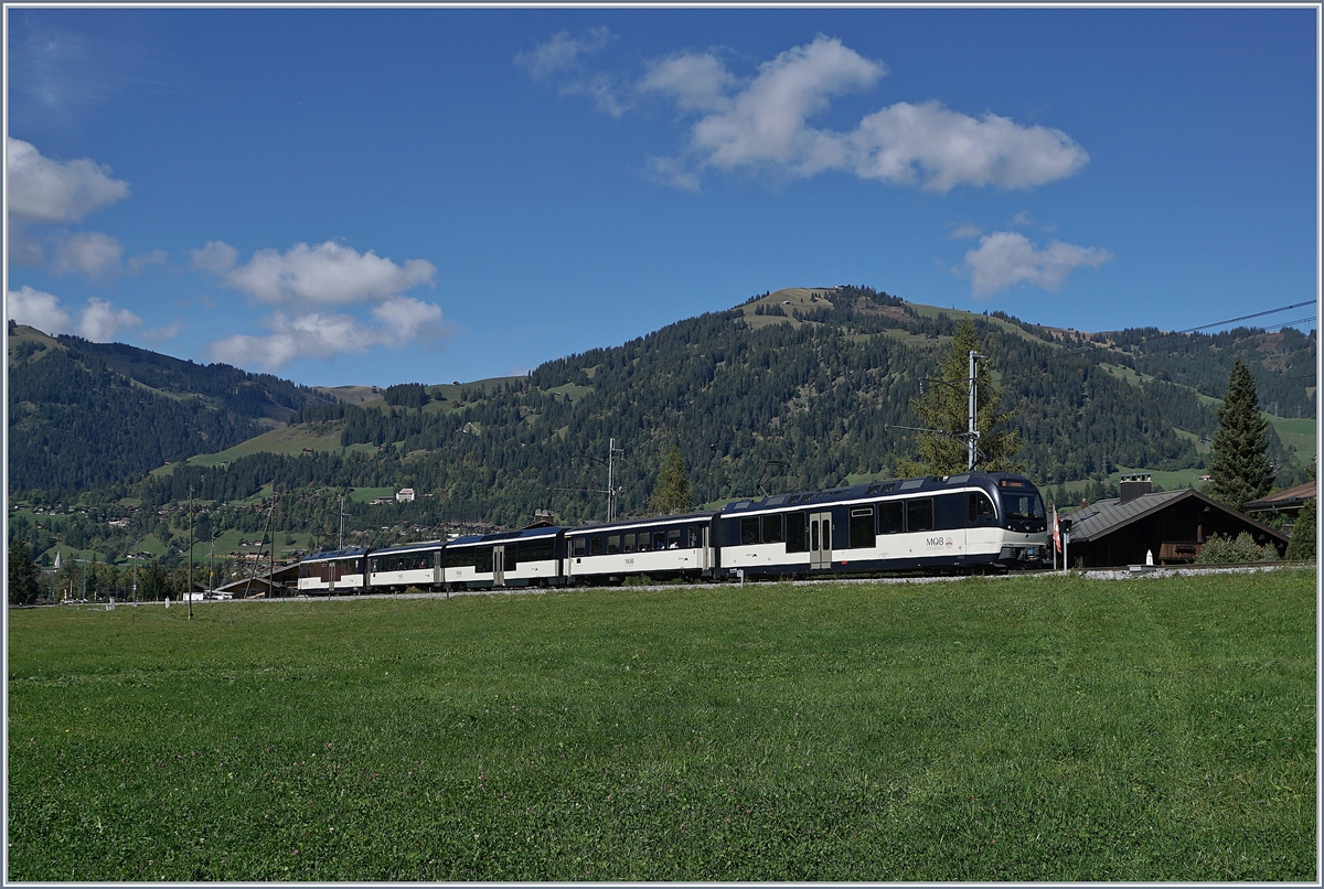 Ein MOB Regionalzug mit Alpina -Triebwagen von Montreux nach Zweisimmen kurz vor Gstaad.

3 Okt. 2019