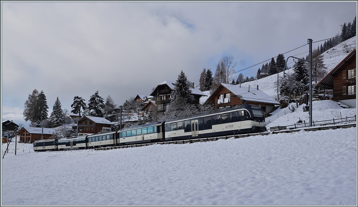 Ein MOB Regionalzug mit Ge 4/4 und Be 4/4  Alpina  bei Les Avants. 

02.12.2020