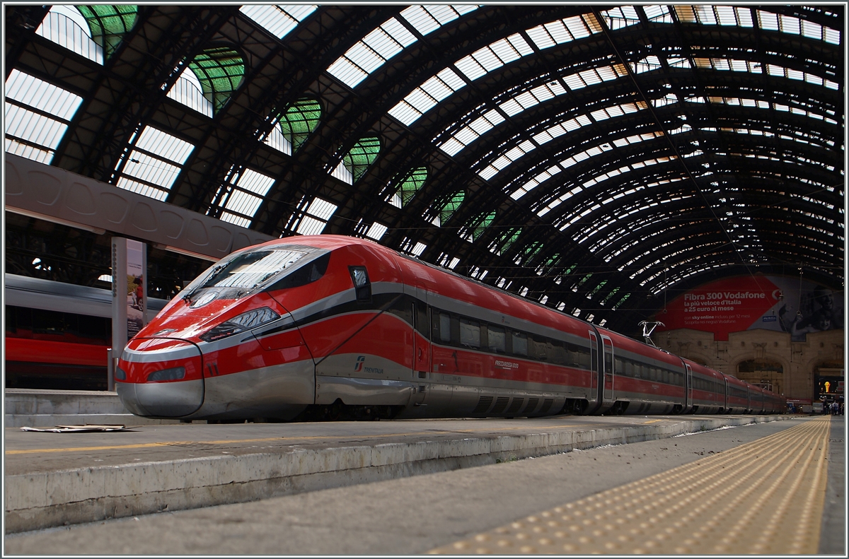 Ein neuer FS ETR 400 (Frecciarossa 1000) in Milano Centrale. 
21. Juni 2015
