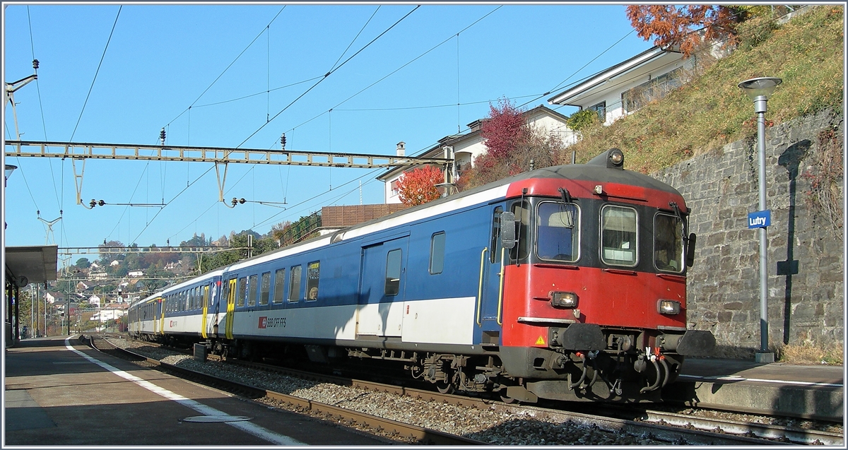 Ein  NPZ  als Regionalzug nach Villeneuve mit einem BDt Steuerwagen beim Halt in Lutry.
8. Nov. 2018