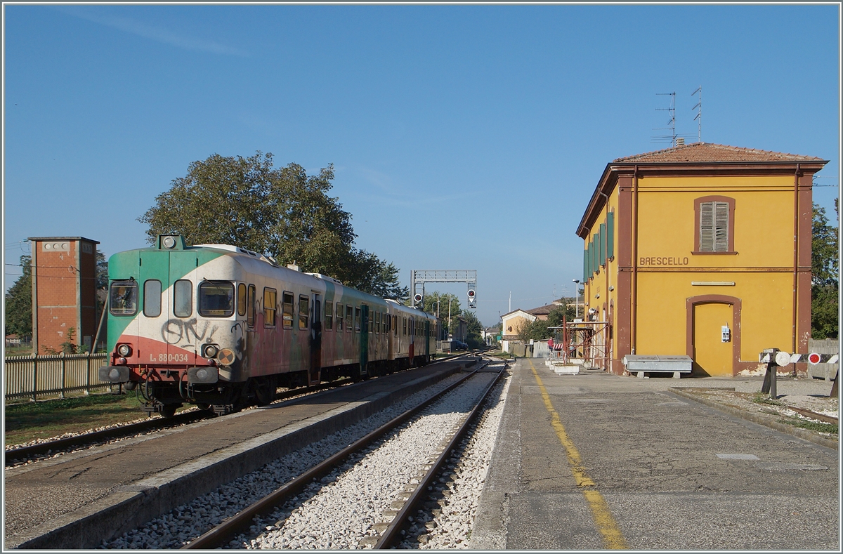 Ein Regionalzug bestehend aus Steuerwagen und Triebwagen vom Typ Aln 668 beim Halt in Brescello.
22. Sept. 2014
