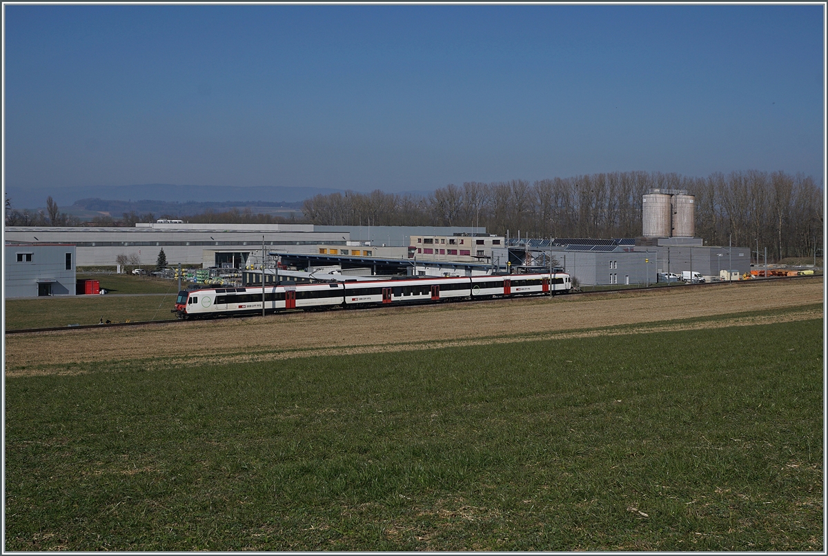 Ein SBB Domino ist bei Domdiddier auf der Fahrt von Lausanne nach Kerzers.

1. März 2021