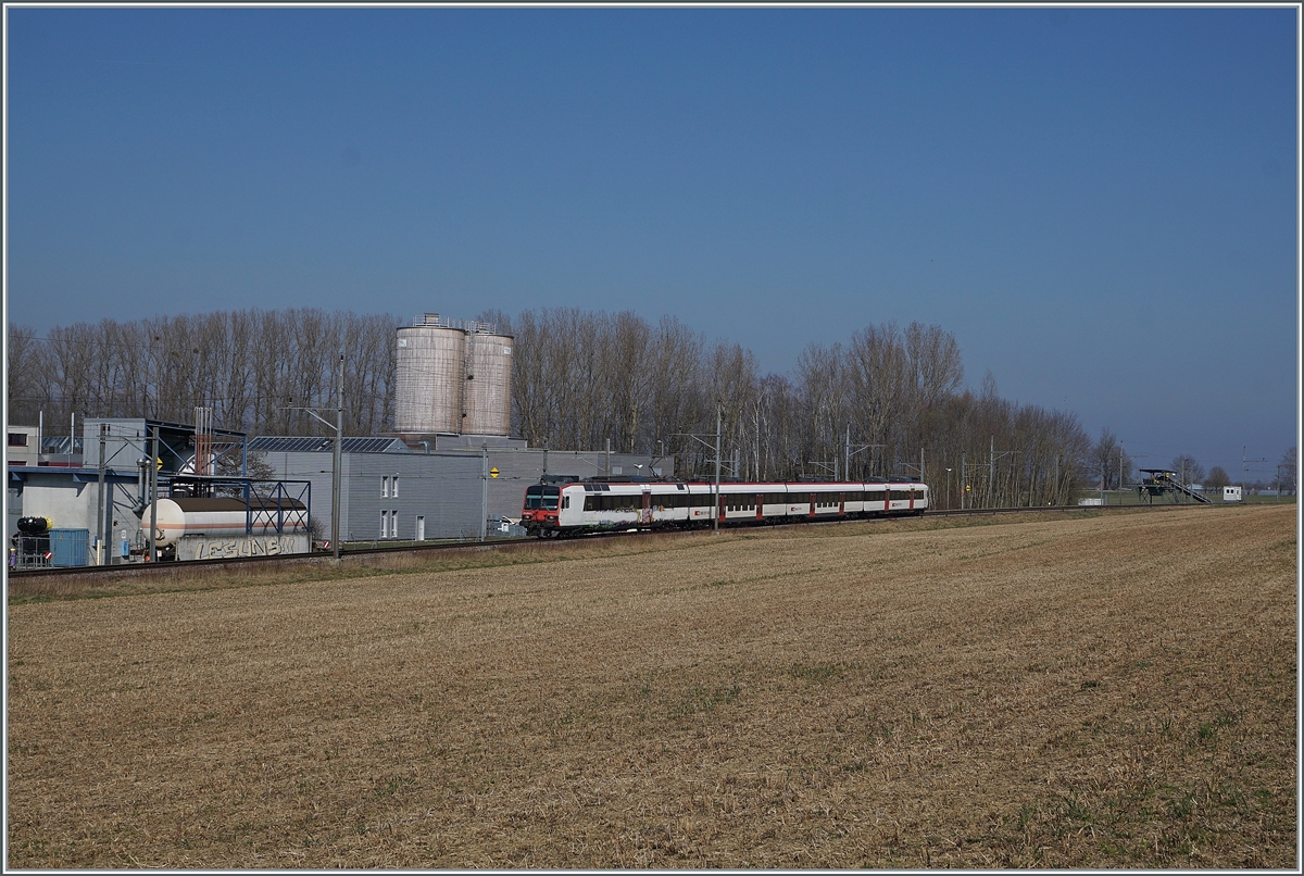 Ein SBB Domino Zug bei Domdidier auf der Fahrt nach Lausannne.

1. März 2021