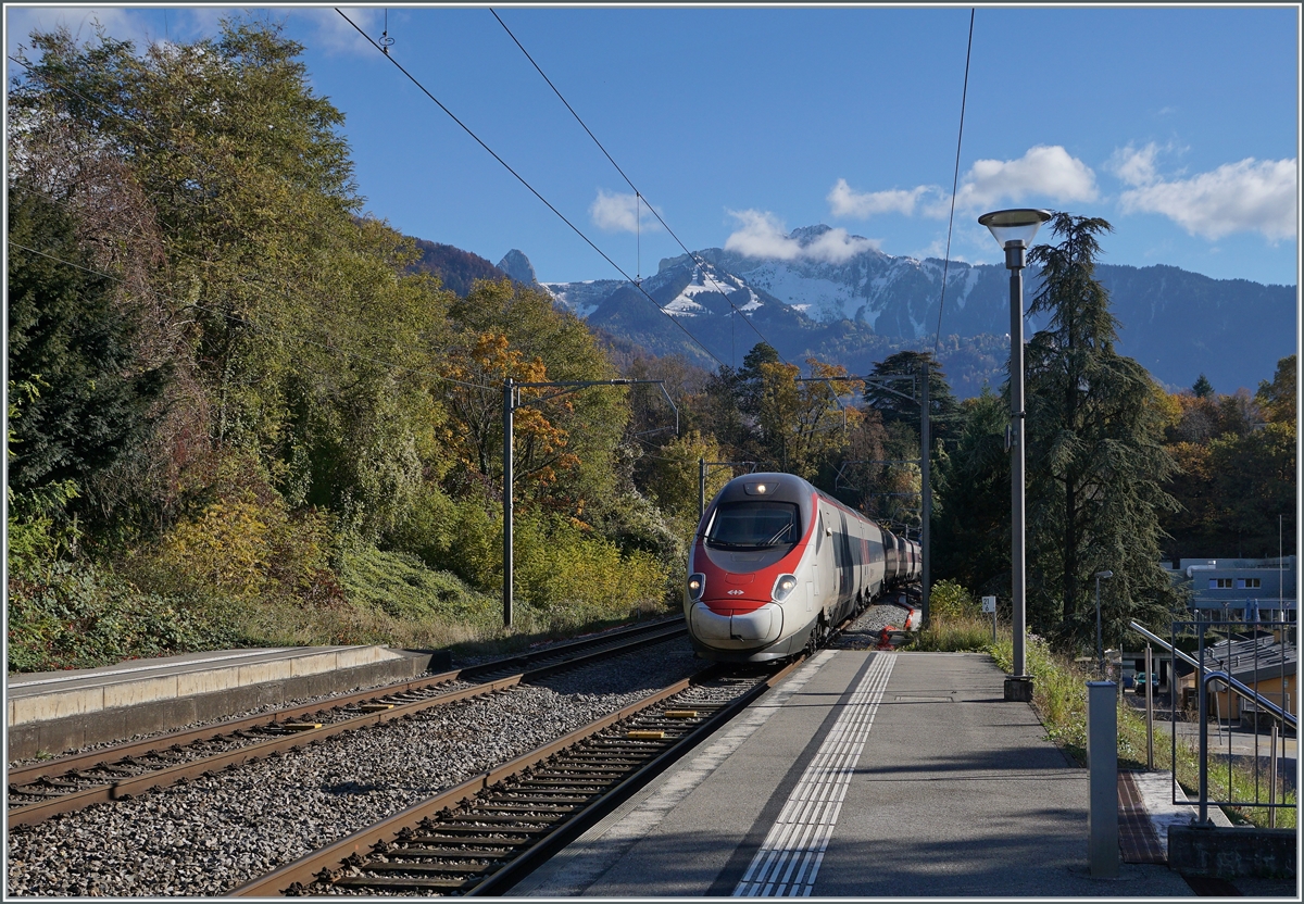 Ein SBB ETR 610 / RABe 502  Pinocchio  ist bei Burier auf dem Weg von Milano nach Genève. 

8. Nov. 2021