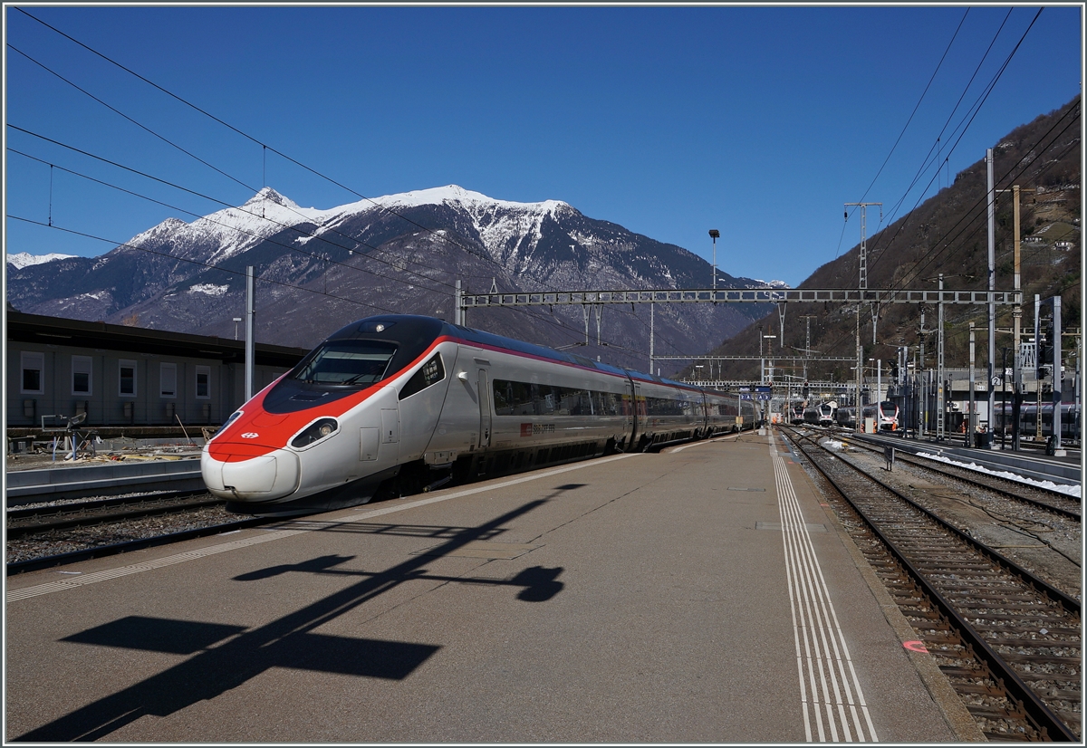 Ein SBB ETR 610 erreicht Bellinzona. 

10. März 2016