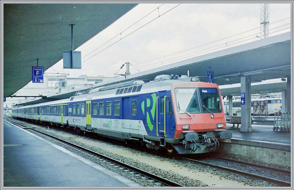 Ein SBB NPZ RBDe 562 im internationalen Regionalverkehr Mulhouse - Basel - Frick im Startbahnhof Mulhouse. 

Analogbild vom Jan. 2001
