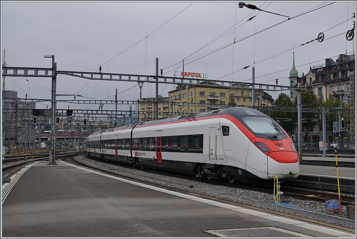 Ein SBB RABe 501  Giruno  verlässt nach dem Richtungwechsel den Bahnhof von Luzern. 

30. Sept. 2020