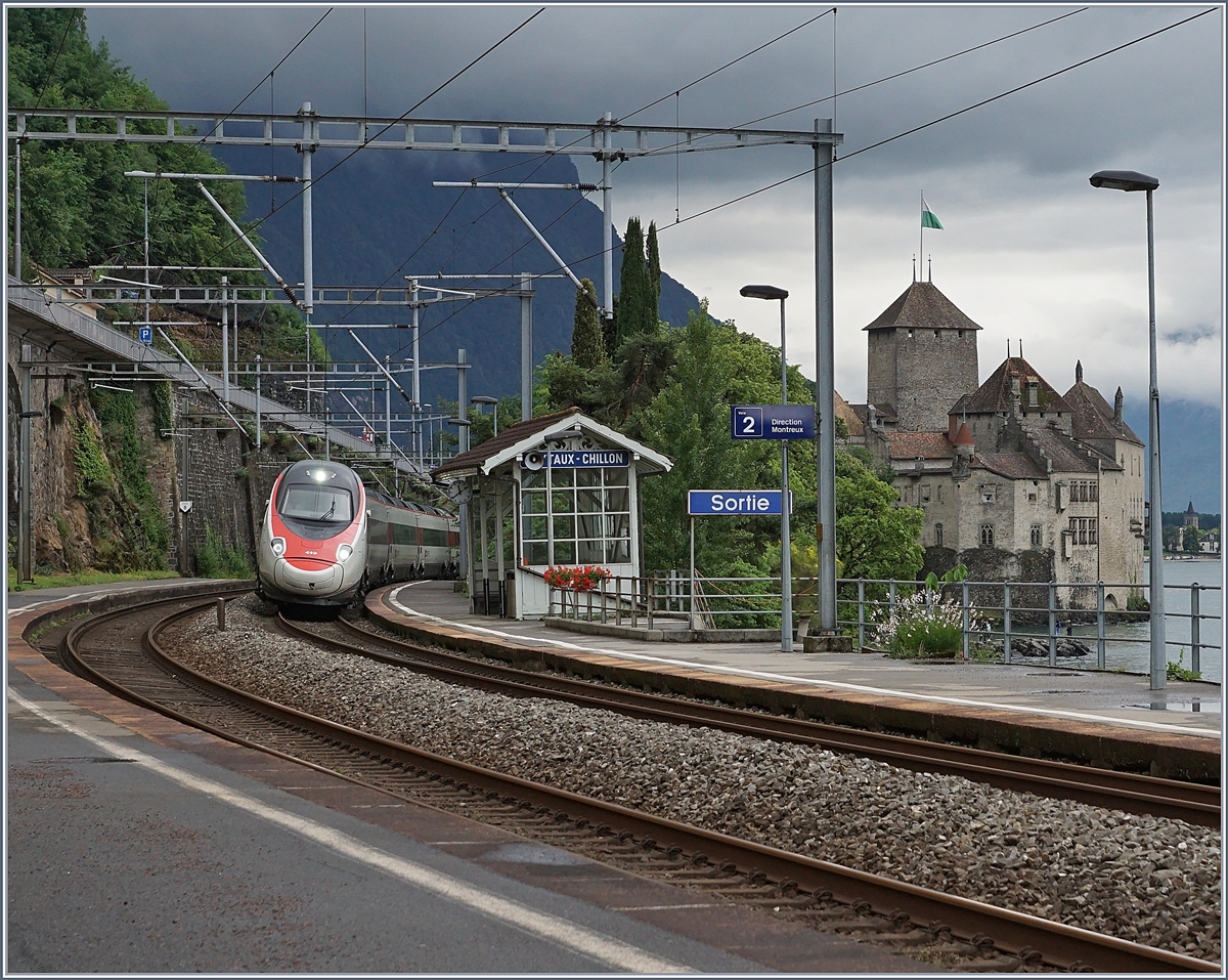 Ein SBB RABe 503 als EC Milano - Genvève beim Château de Chillon bzw. der nahegelegen Haltestelle Veytaux-Chillon.

13 Juni 2018