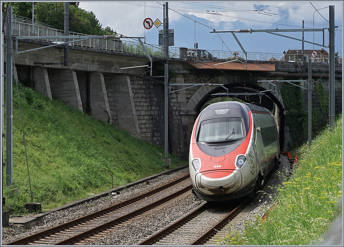 Ein SBB RABe 503 als EC von Milano nach Genève bei Villeneuve.

24. Juli 2020