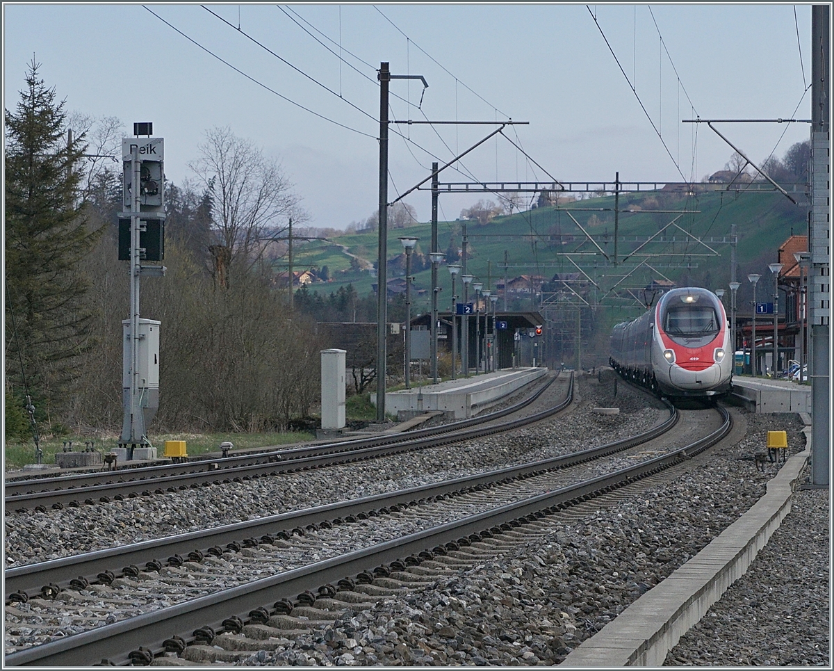 Ein SBB RABe 503 auf der Fahrt nach Milano fährt durch den Bahnhof von Mülenen. 

14. April 2021