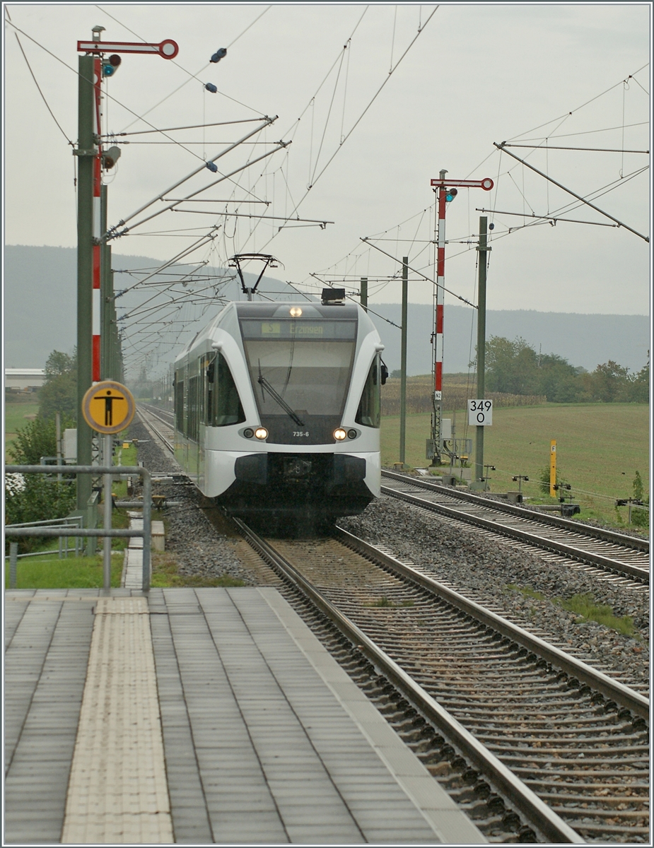 Ein SBB RABe 526 auf dem Weg von Schaffhausen (CH) nach Erzingen (D) erreicht Wilchingen-Hallau (CH). 

6. Sept. 2022