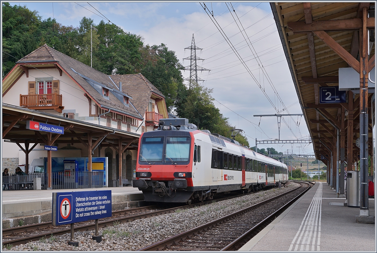 Ein SBB RABe 560  Domino  beim Halt in Puidoux, dass damals noch Puidoux-Chexbres hiess. 

29. Aug. 2018