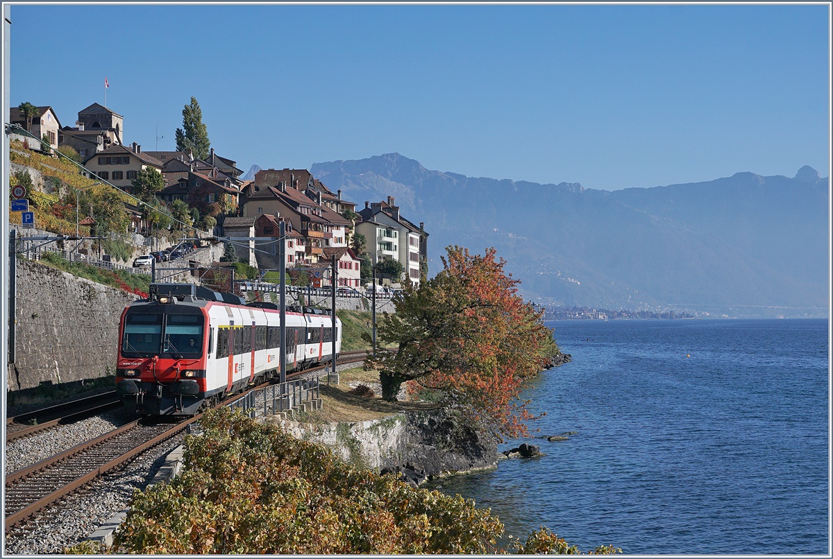 Ein SBB RBDe 560 ist bei St-Saphorin auf der Fahrt von Vevey nach Lausanne.

25. Okt. 2018