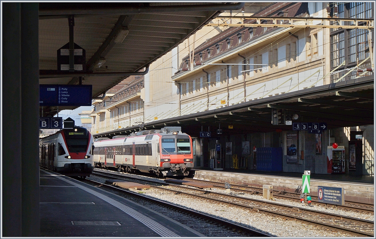 Ein SBB RBDe 560  Domino  und (im Schatten etwas versteckt) ein SRR RABe 523 warten in Lausanne auf die Abfahrt.

1. April 2020
