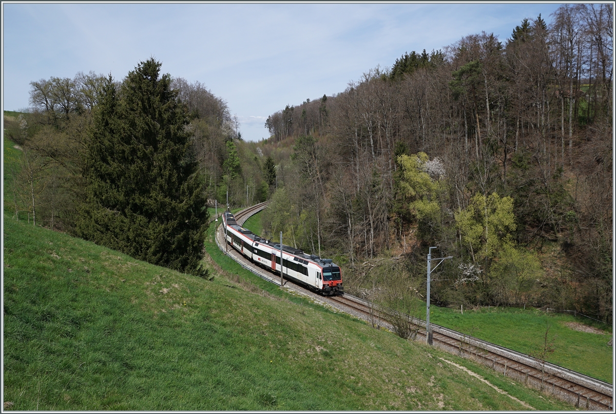 Ein SBB RBDe 560 Domino ist bei Pensier auf der Fahrt in Richtung Fribourg. 

19. April 2022 