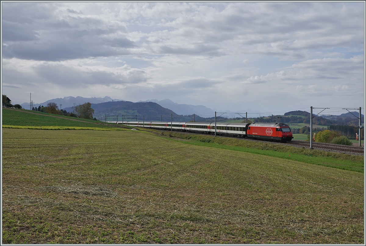 Ein SBB Re 460 ist mit ihrem IR15 von Luzern nach Genève Aéroport bei Oron unterwegs. 

22. Okt. 2020
