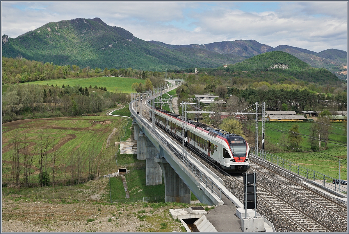 Ein SBB TILO RABe 524 auf der Fahrt Richtung Varese auf der Bevera Brücke. 


27. April 2019