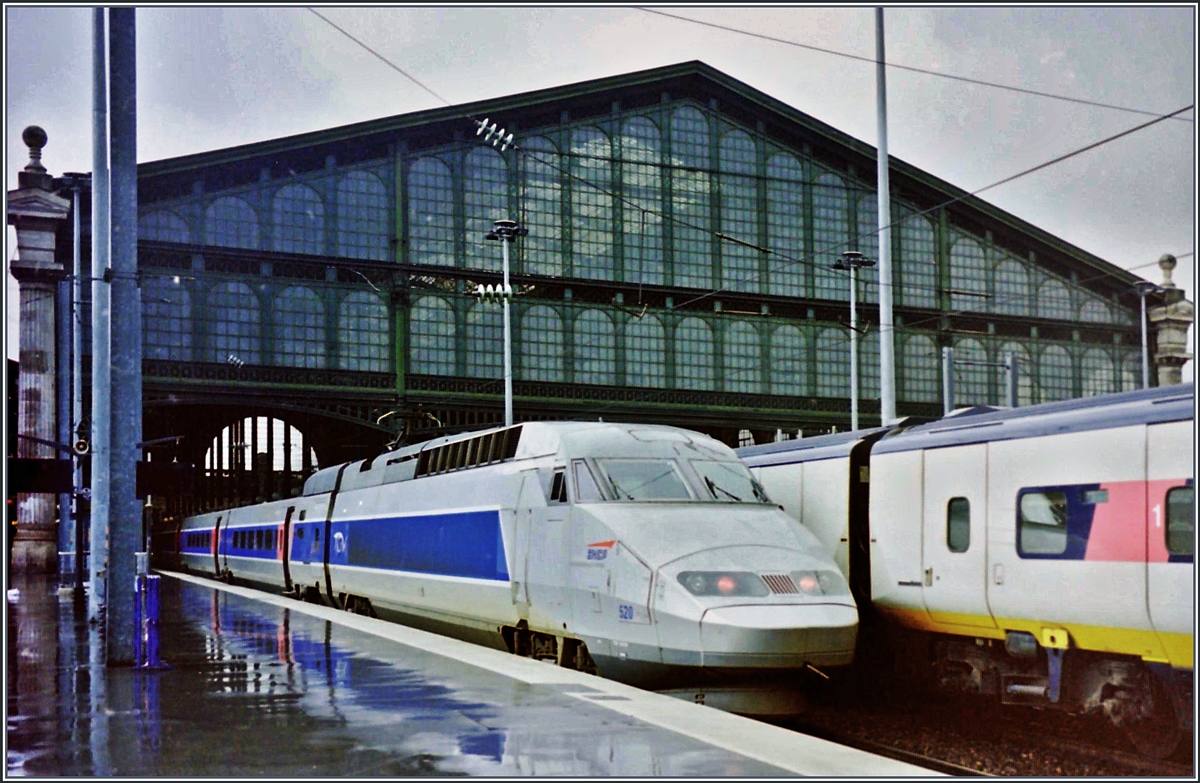 Ein SNCF TGV wartet in Paris Nord auf die Abfahrt.

14. Feb. 2002