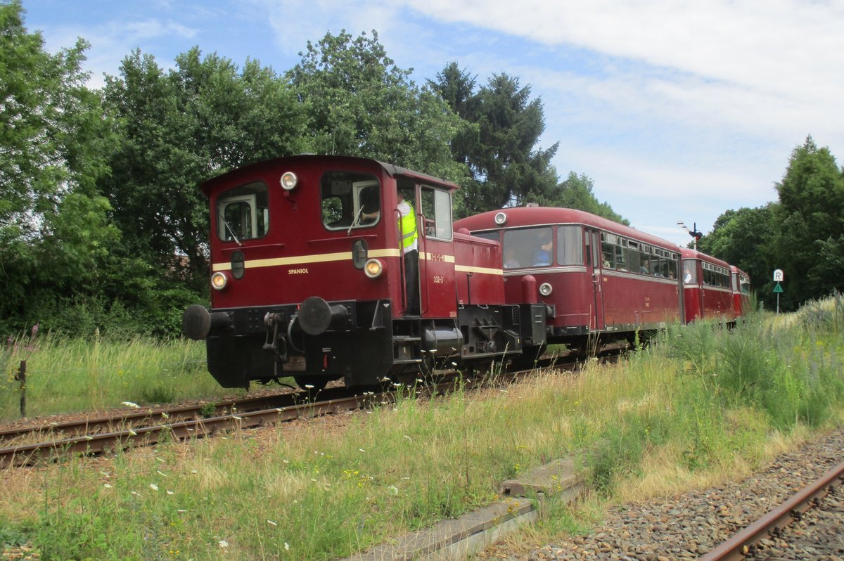 Ein Sonderzug von drei Schienenbsse schleppt 332-3 SPANIOL in Simpelveld bei der ZLSM am 8 Juli 2017.