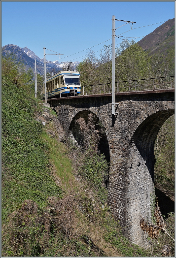 Ein SSIF ABe 4/6 erreicht den Rio Graglia Viadukt.
15.04.2014